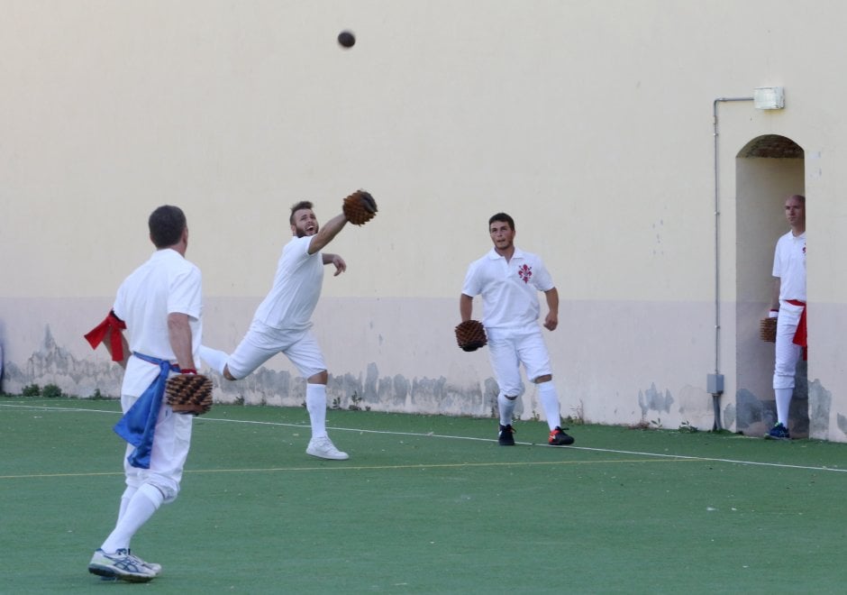 IL PALLONE AL BRACCIALE